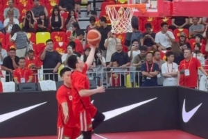 中国男篮与新西兰男篮热身赛即将打响 胡明轩赛前进行跑篮热身