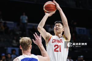 还是比较稳！胡金秋半场6中3拿下6分4篮板