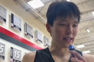 开拓者众人客场航班小问答 小杨更喜欢洛杉矶 飞机上喜欢吃水果