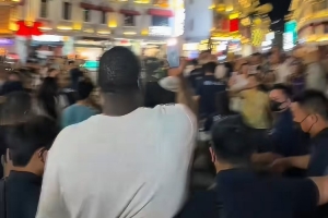 身边全是球迷举着手机！追梦格林汕头街头City Walk 打卡知名景点