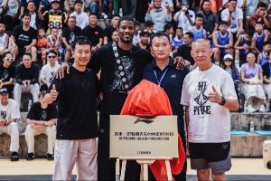 巴特勒开启中国行！为四川凉山捐赠篮球场 体验彝族非遗漆器文化
